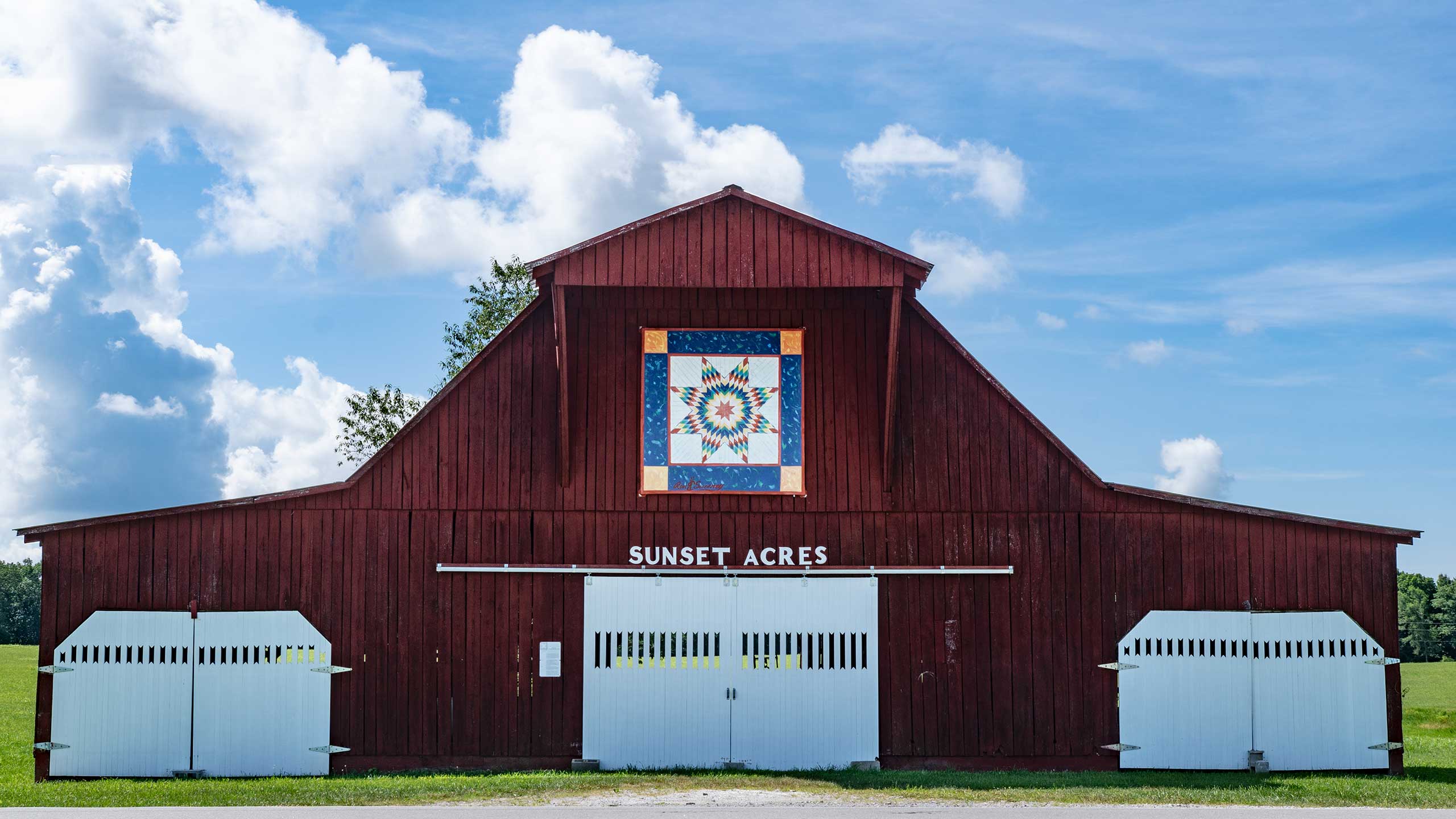 Sunset Acres barn with quilt pattern